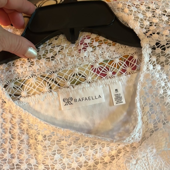 Ladies lined crisp white lace top. - Picture 6 of 10